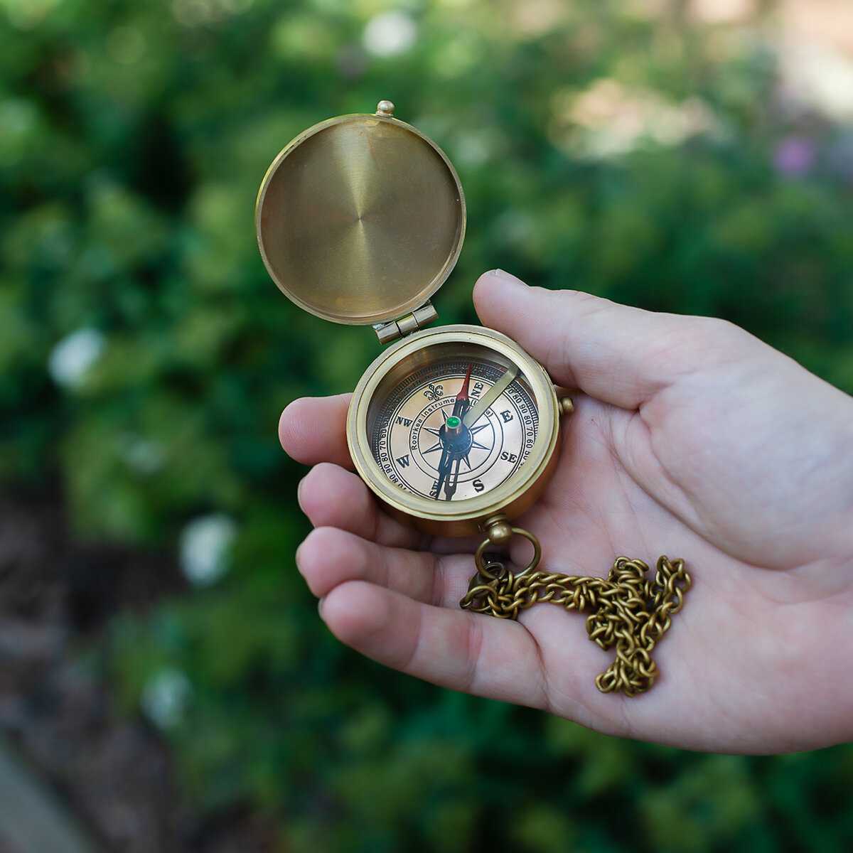 Компас Компас на цепочке с изображением