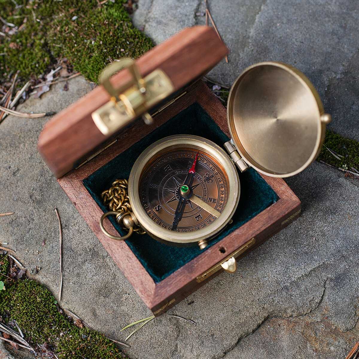 Компас Компас на цепочке с изображением