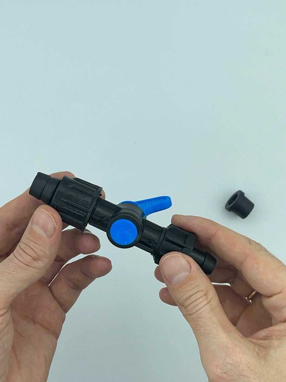 Кран стартовый с поджимом и уплотнителем для капельной ленты фотография 3