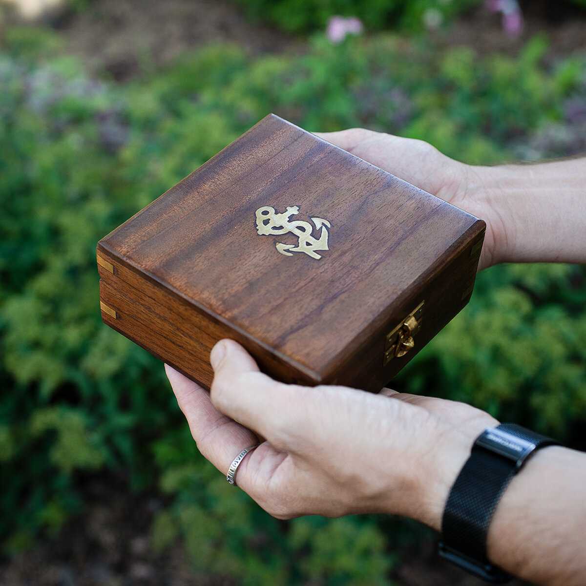 Компас Компас на цепочке с изображением