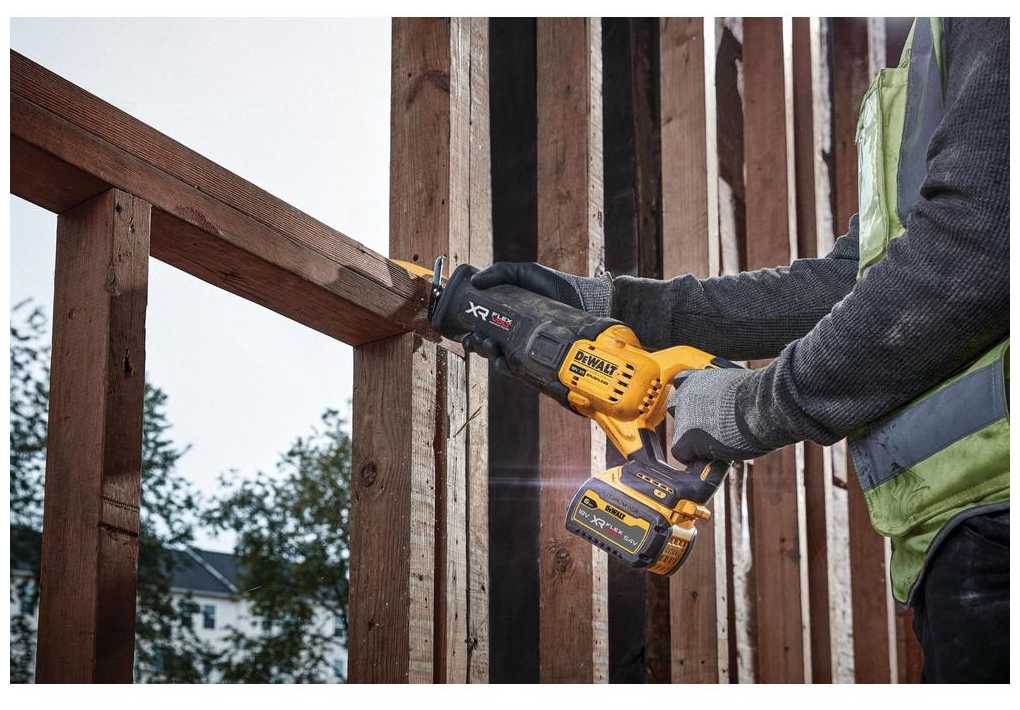 Пила DeWALT DCS386NT кейс фотография 7