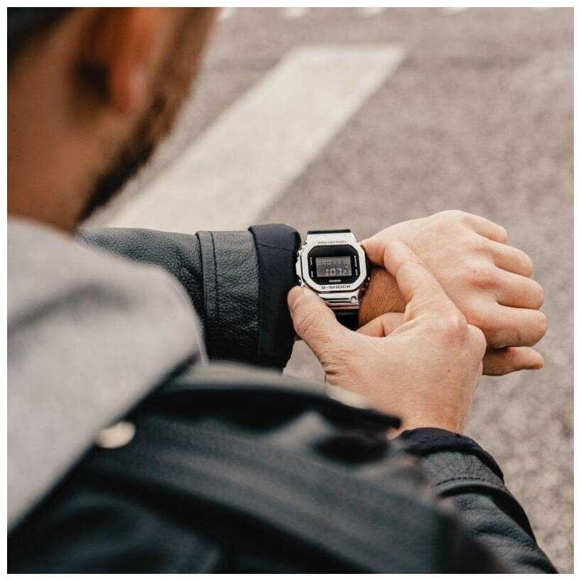 Японские наручные часы Casio G-SHOCK GM-5600-1E фотография 2