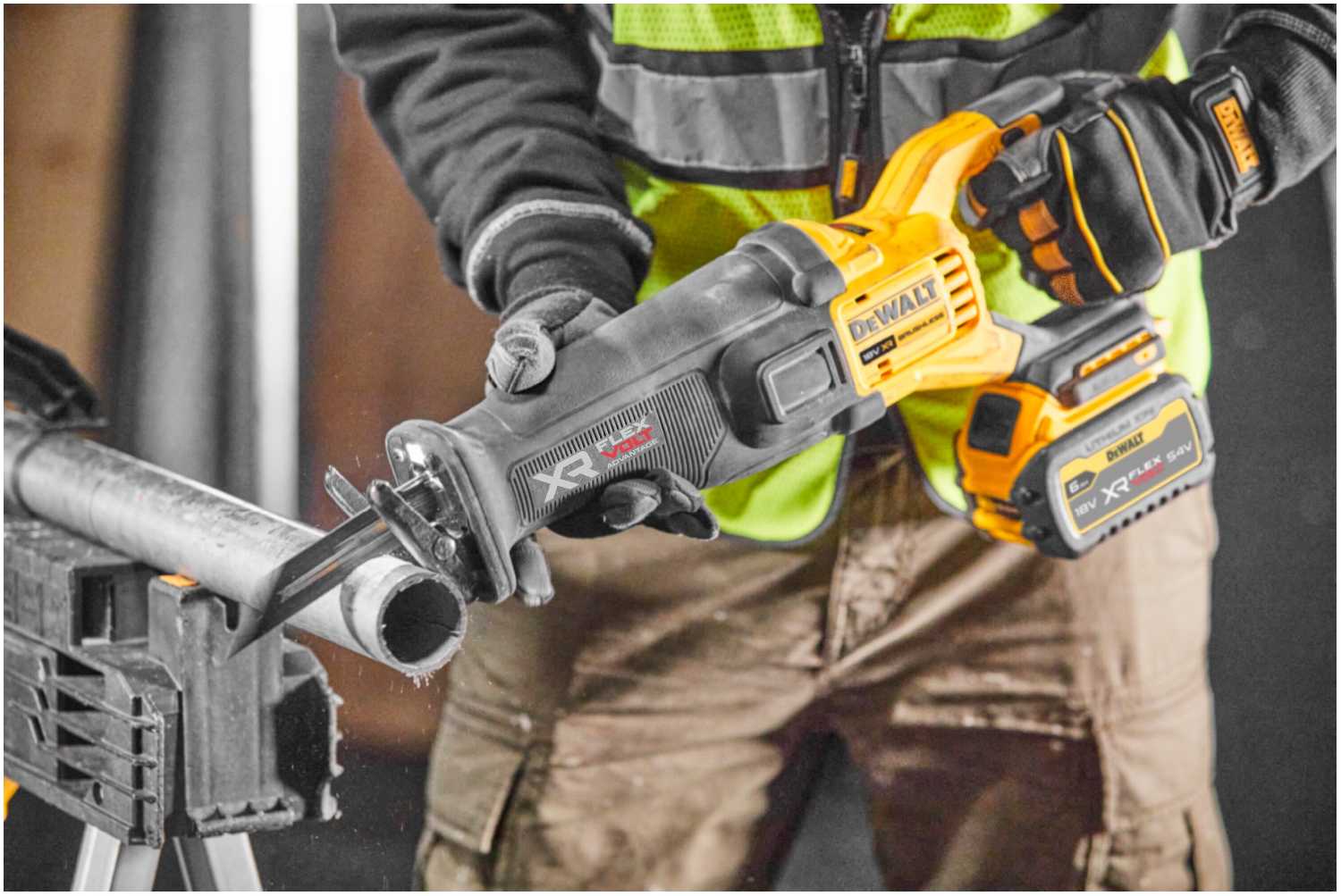 Пила DeWALT DCS386NT кейс фотография 18