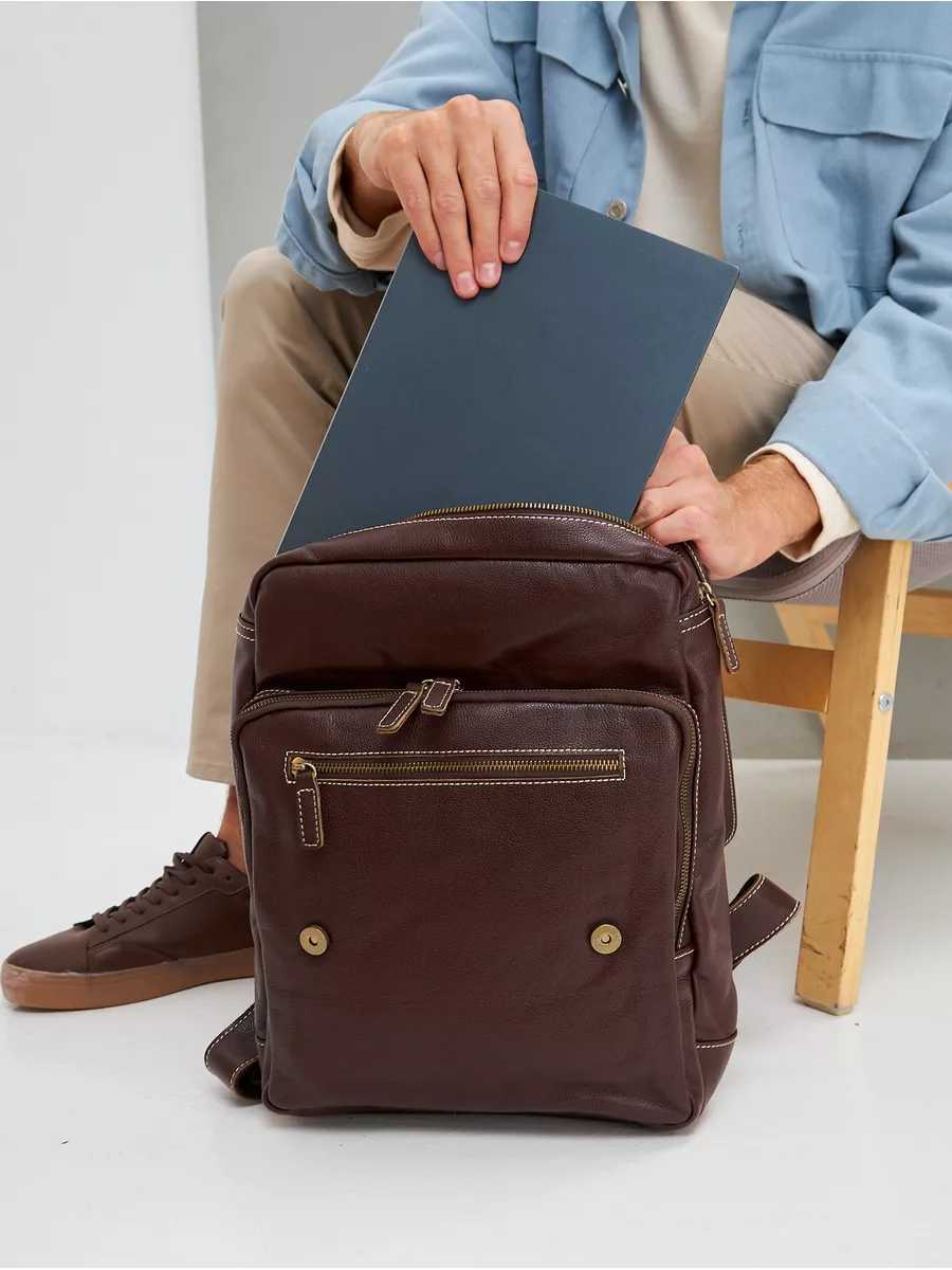 Рюкзак кожаный мужской городской для ноутбука Capsa с 3 наружными карманами и клапаном фотография 13