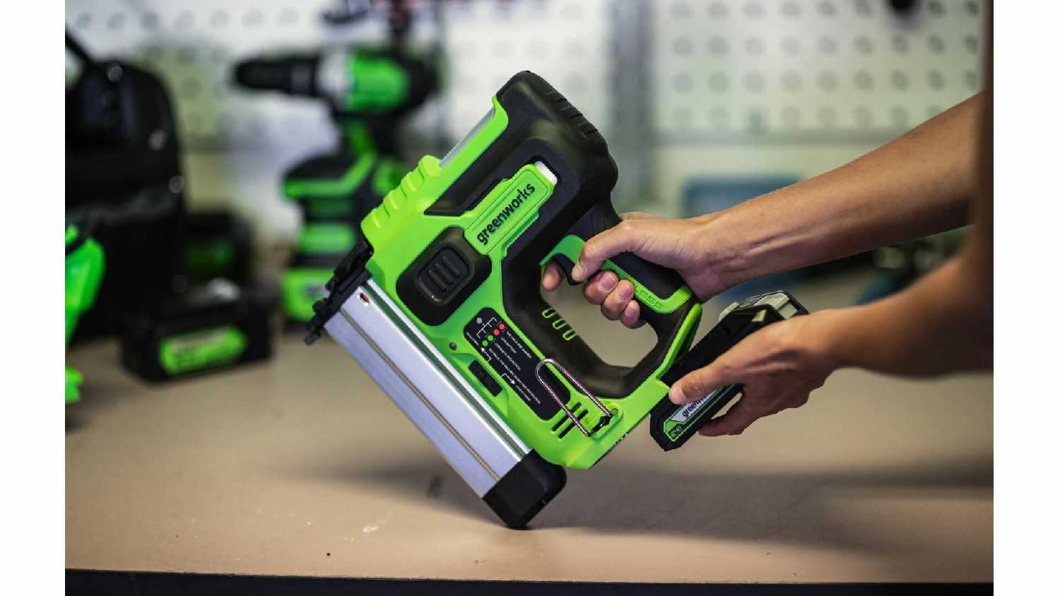 Гвоздезабивной пистолет Greenworks GD24BN 24В без АКБ и ЗУ фотография 2