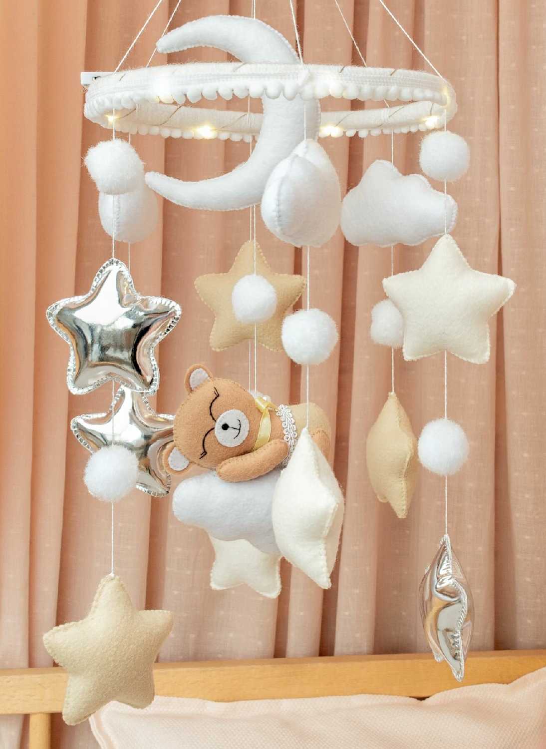 Мобиль в кроватку для новорожденных с подсветкой фотография 4