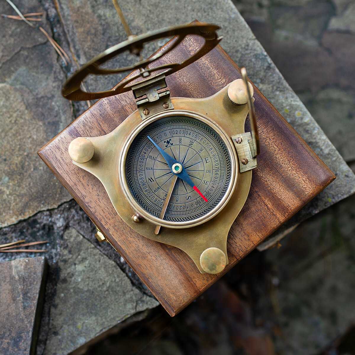 Компас Компас на цепочке с изображением