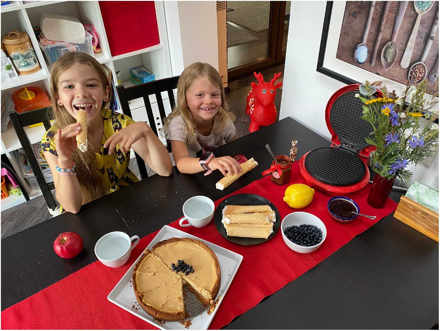 Вафельница для приготовления тонких вафель LATS LT-106plus, конус для мороженого и лопатка в комплекте. фотография 4