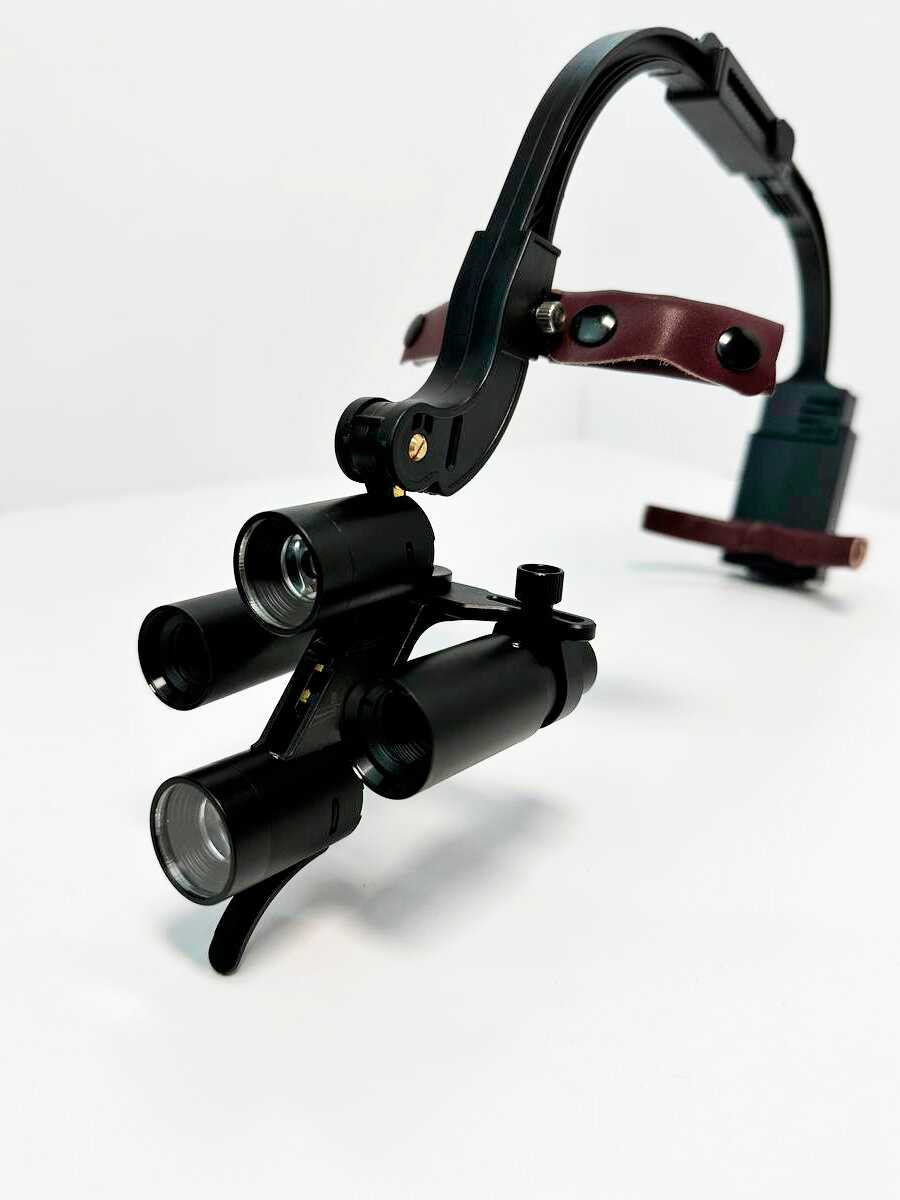 Налобный осветитель с бинокулярными лупами фотография 1
