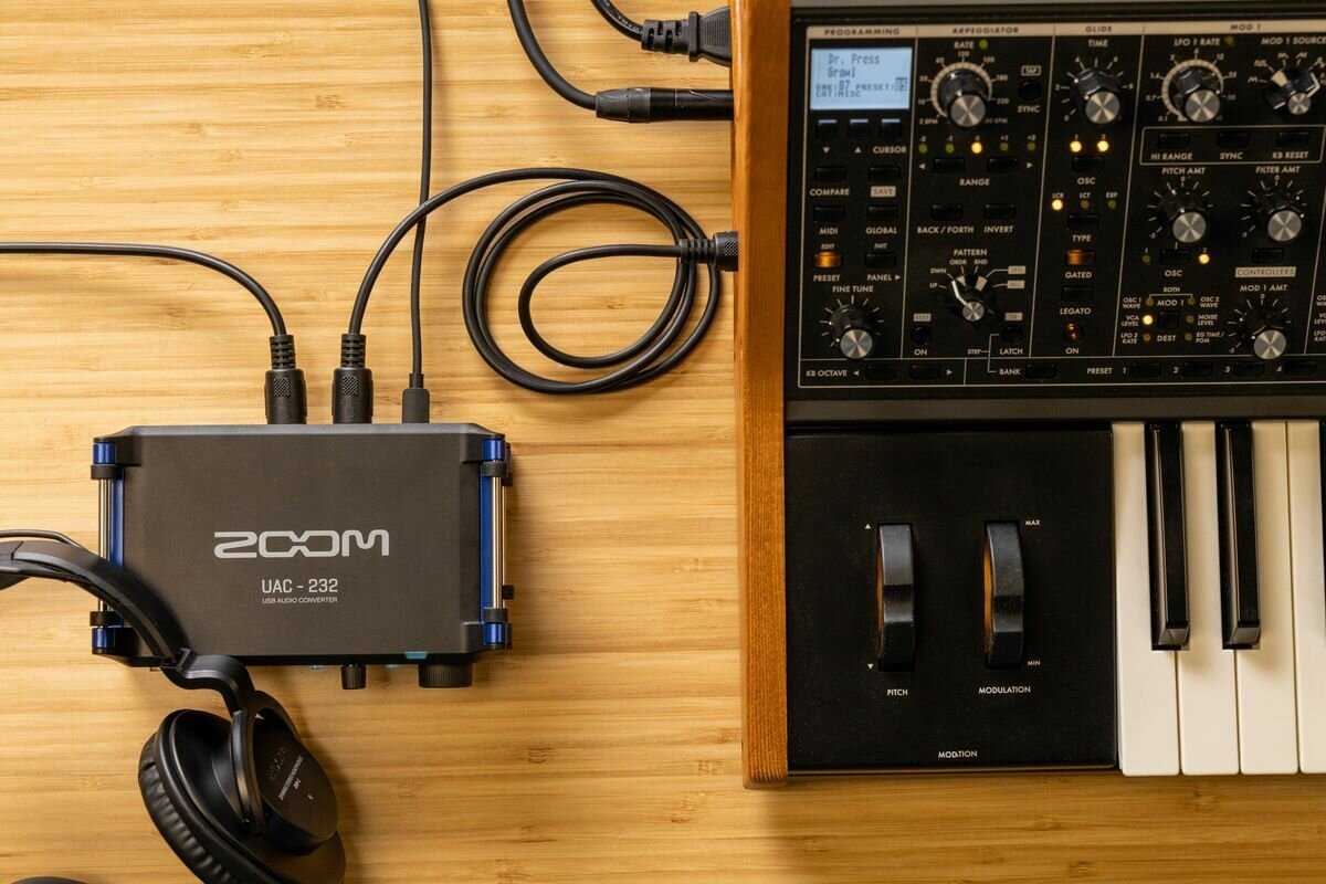 Аудиоинтерфейс Zoom Двухканальный аудиоинтерфейс с поддержкой 32 bit Float (UAC-232) фотография 2