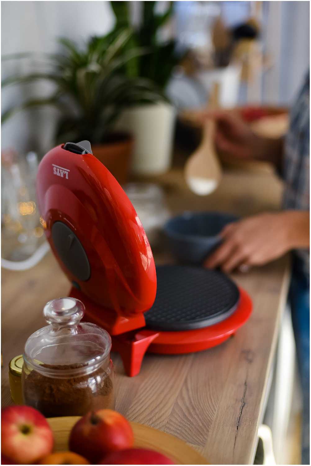 Вафельница для приготовления тонких вафель LATS LT-106plus, конус для мороженого и лопатка в комплекте. фотография 1