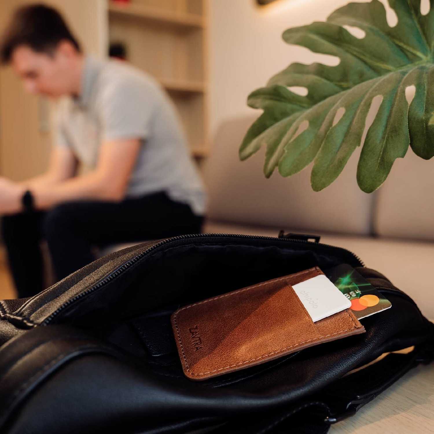 Умная карта-трекер Chipolo CARD фотография 5