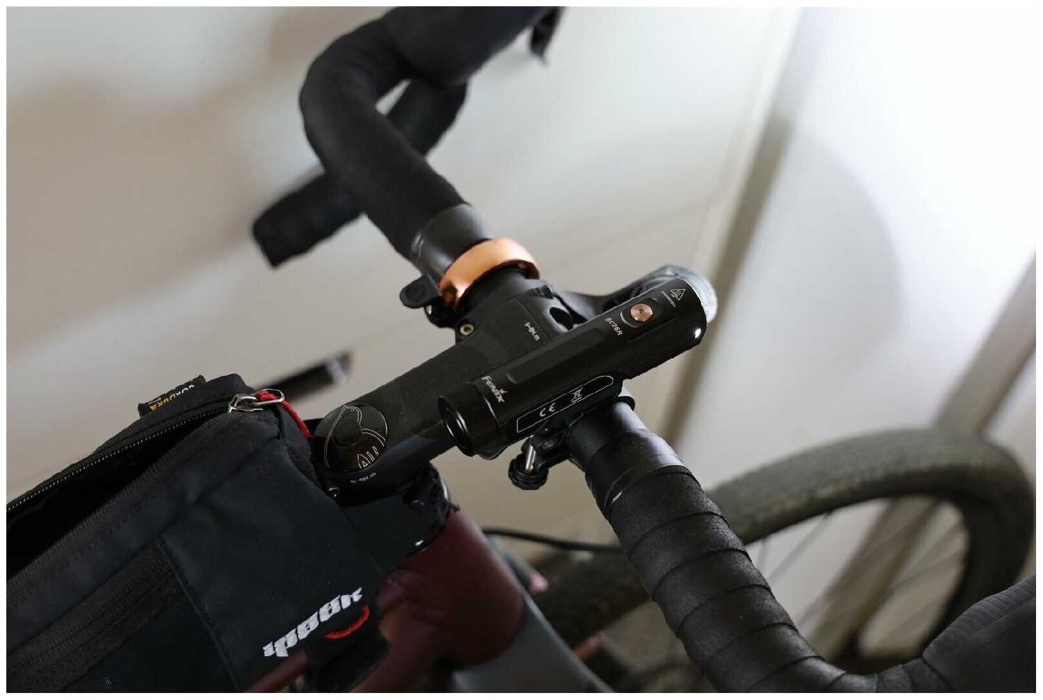 Велофара Fenix BC26R + задний фонарь BC05R v2.0 фотография 11