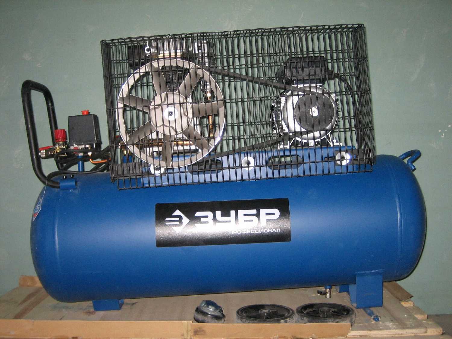 Компрессор ЗУБР ЗКПМ-440-100-Р-2.2, 2.2 кВт фотография 16