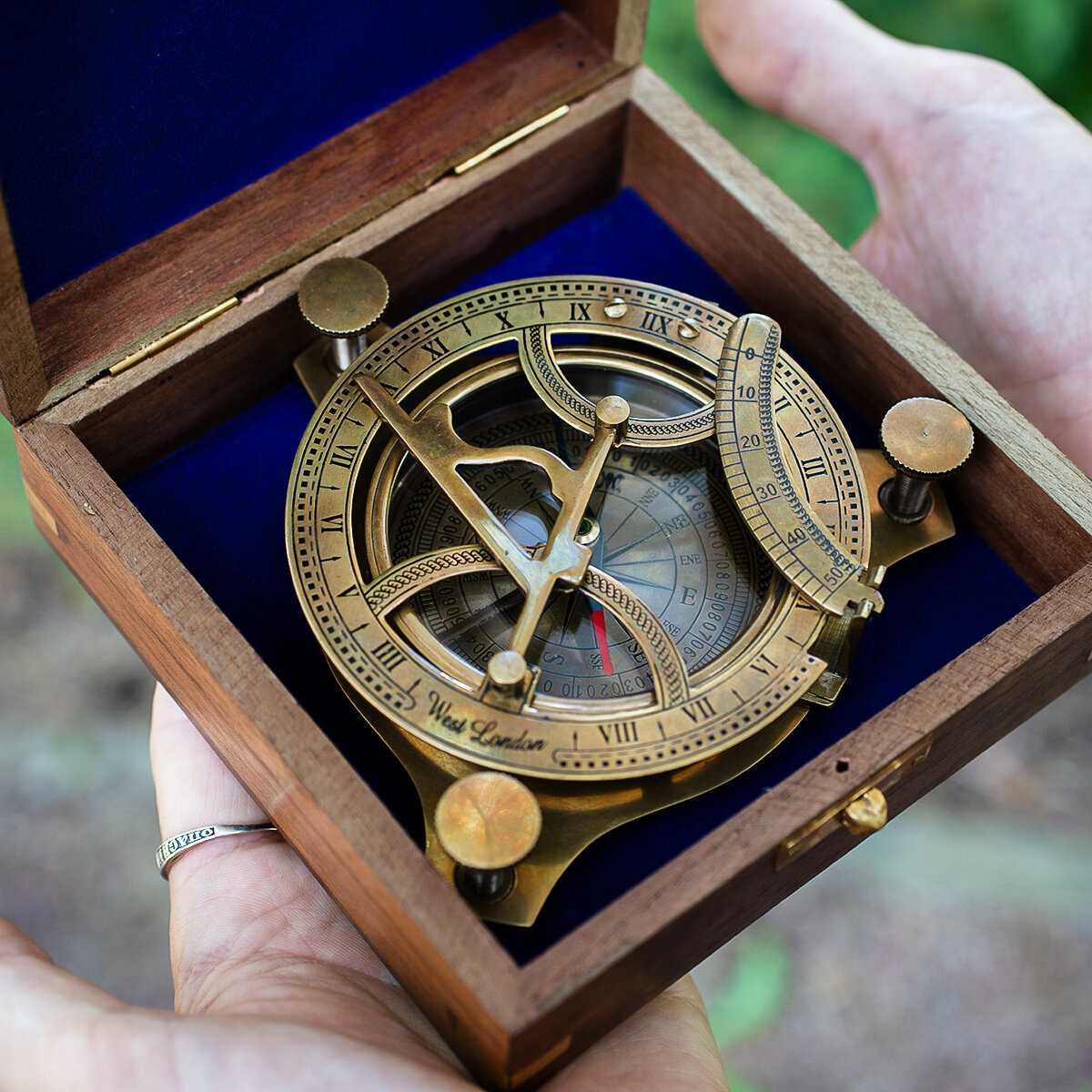 Компас Компас на цепочке с изображением