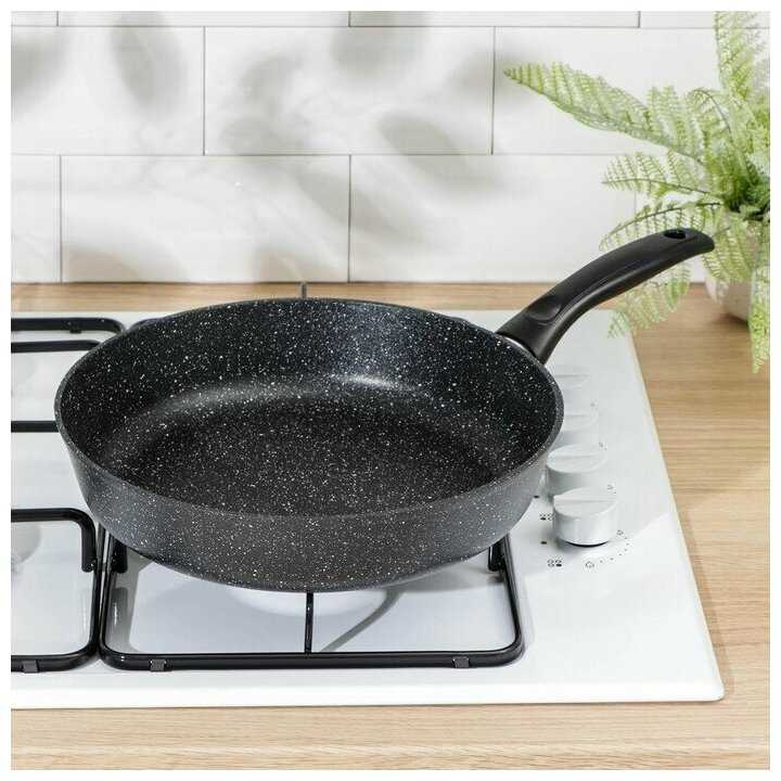 Сковорода Доляна «Элит», d=28 см, пластиковая ручка, антипригарное покрытие, цвет серый фотография 5
