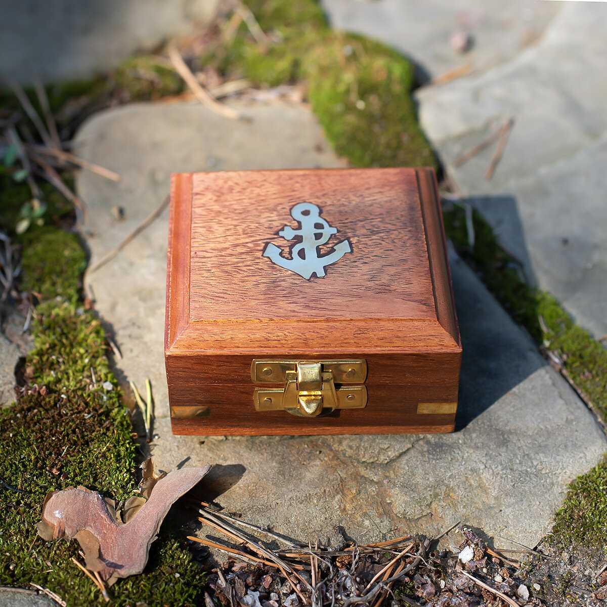 Компас Компас на цепочке с изображением