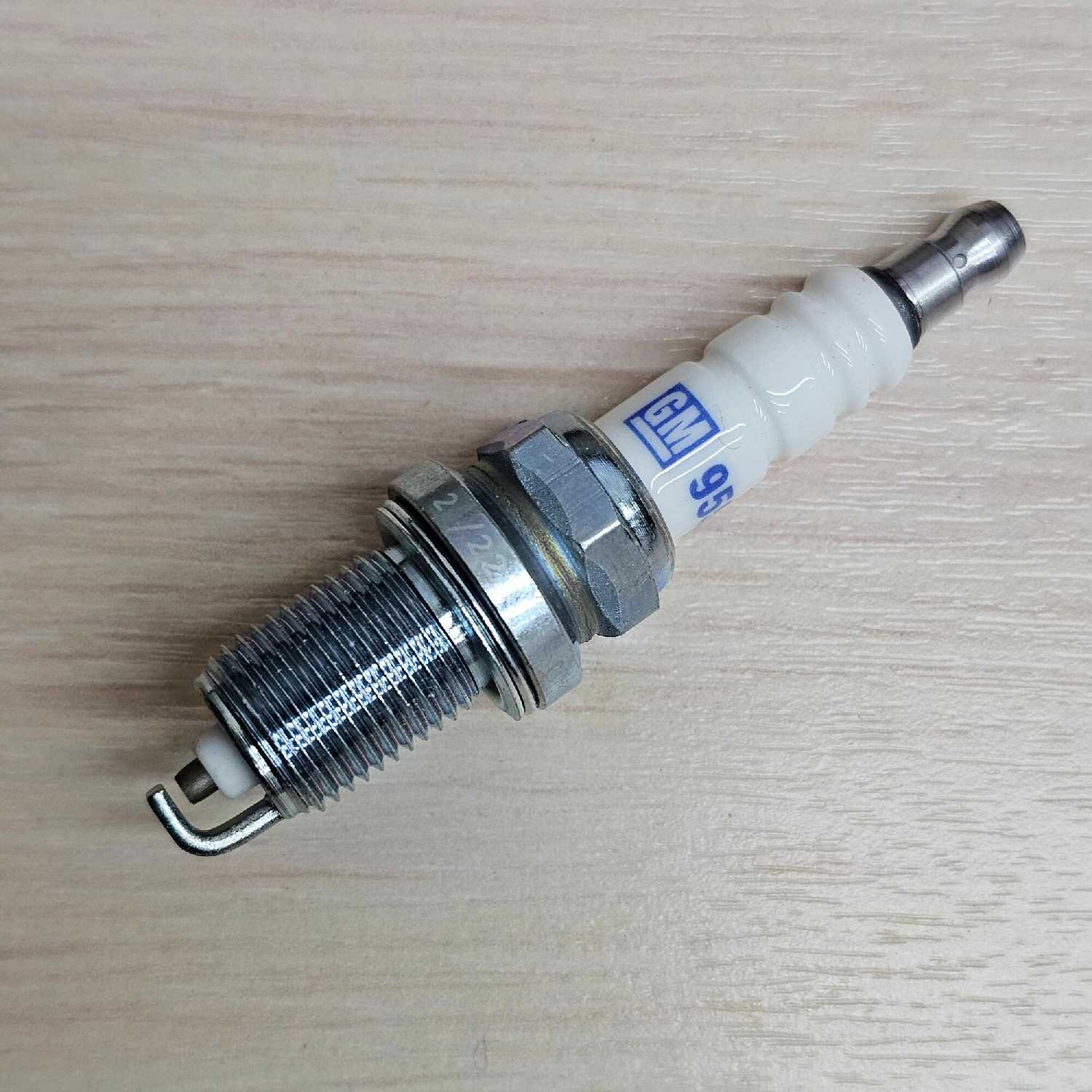 Свеча зажигания оригинальная для двигателей Z16XEP, Z16XE1, Z16XER, Z18XER, A16XER, A18XER Опель фотография 11