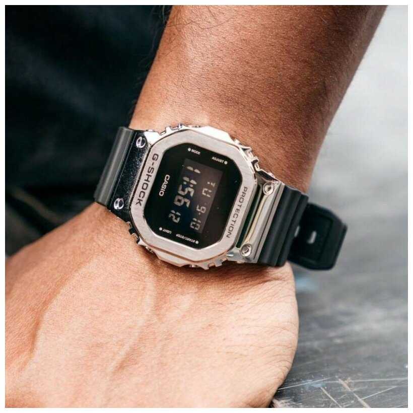 Японские наручные часы Casio G-SHOCK GM-5600-1E фотография 1