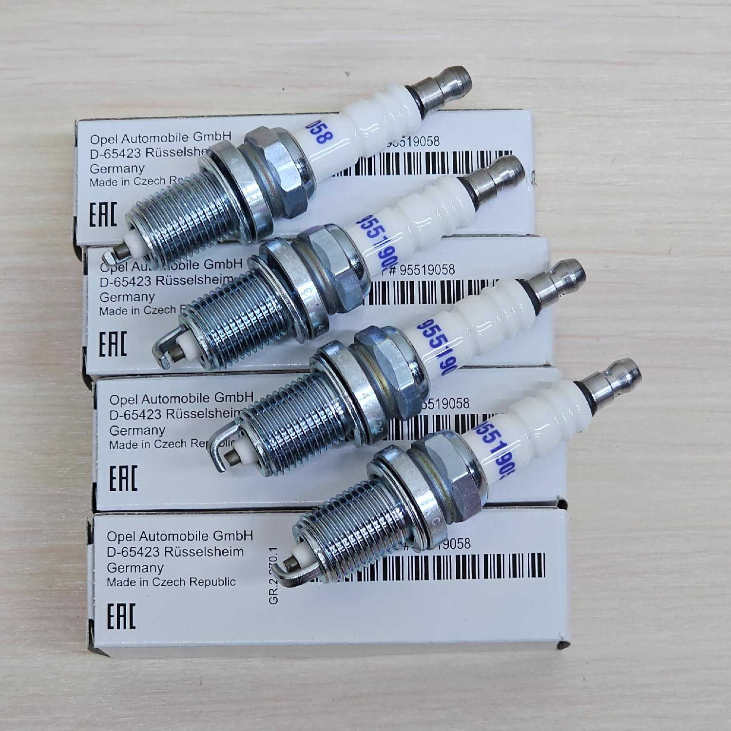 Свеча зажигания оригинальная для двигателей Z16XEP, Z16XE1, Z16XER, Z18XER, A16XER, A18XER Опель фотография 1