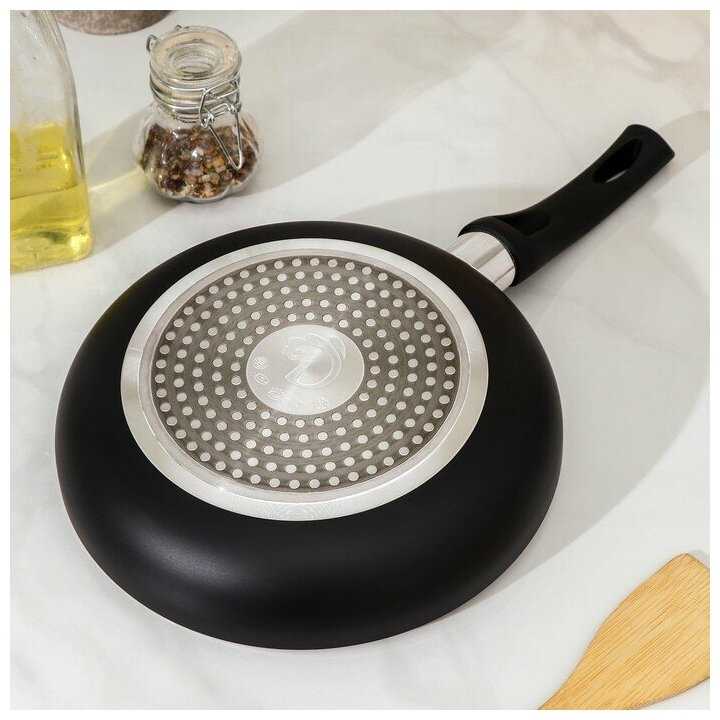 Сковорода Доляна Basic, d=22 см, пластиковая ручка, антипригарное покрытие, индукция, цвет чёрный фотография 1