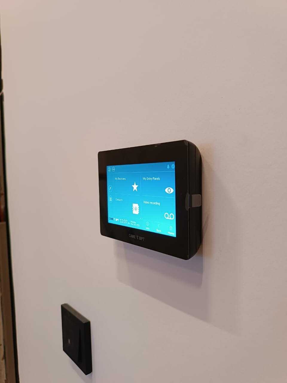 Абонентское IP-устройство CAME XTS 5IP hands-free с сенсорным 5’’ дисплеем, локальным и POE питанием (840CH-0100) фотография 3