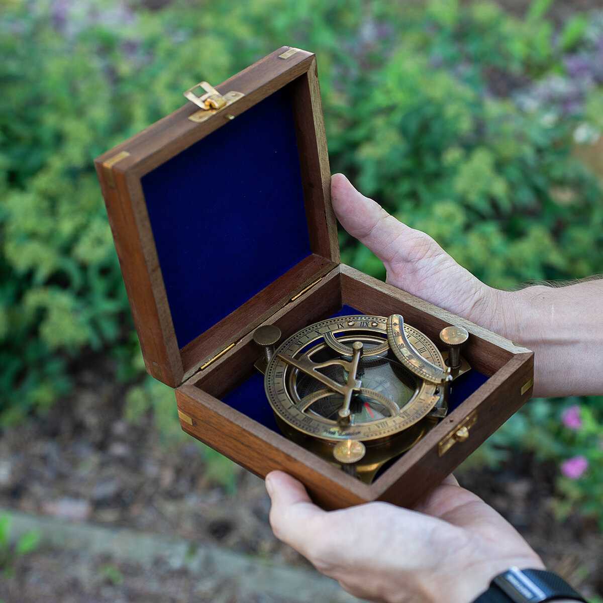 Компас Компас на цепочке с изображением