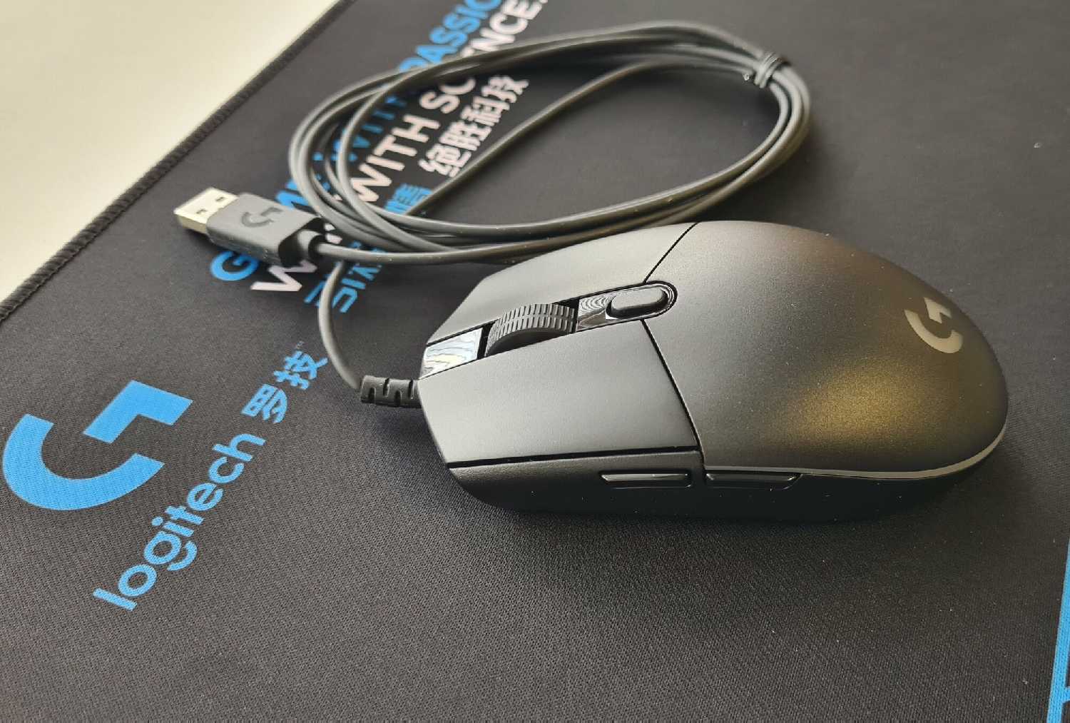 Комплект Logitech Мышь G102 + Коврик + Противоскользящие коньки фотография 2