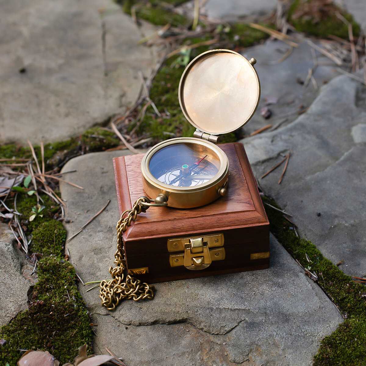 Компас Компас на цепочке с изображением