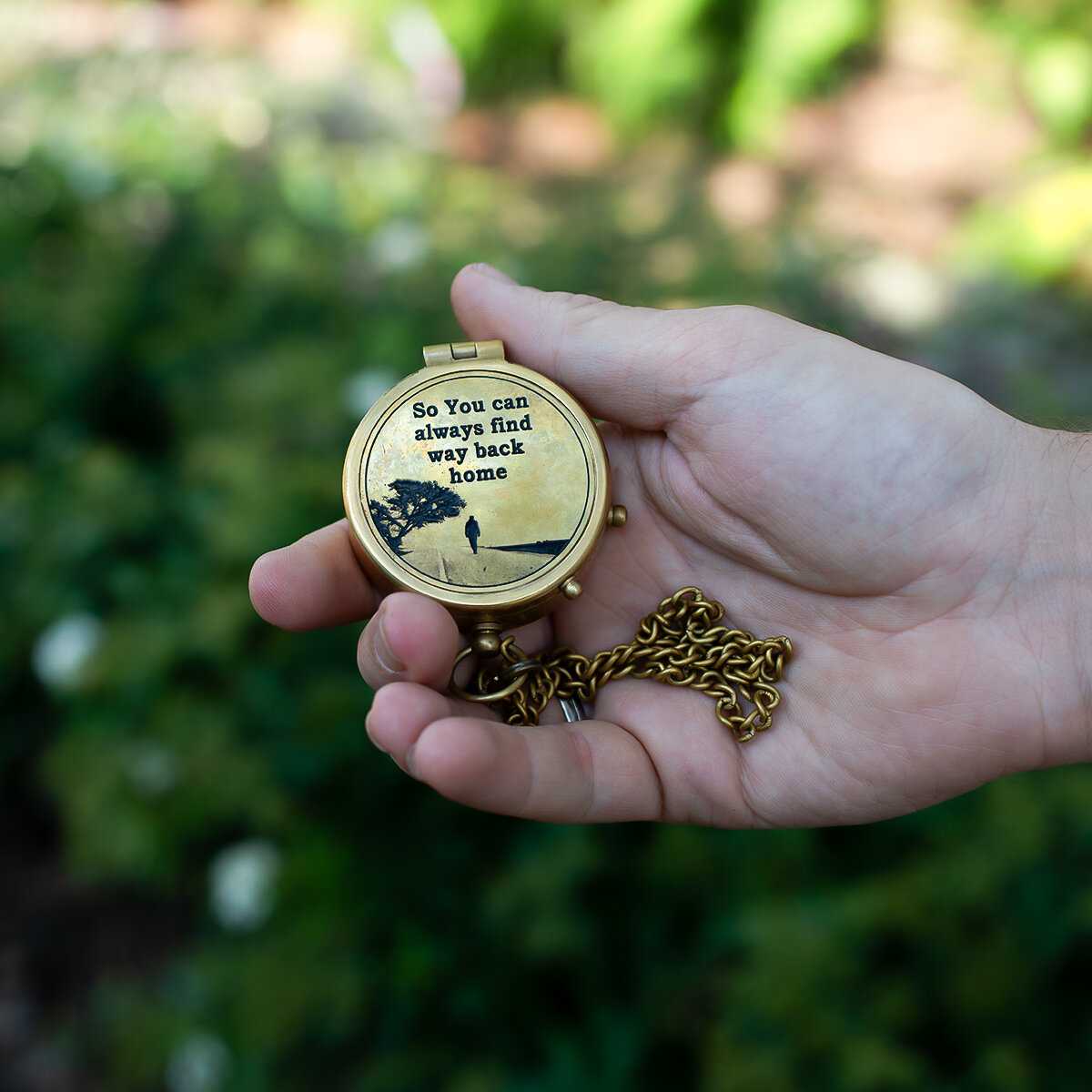 Компас Компас на цепочке с изображением