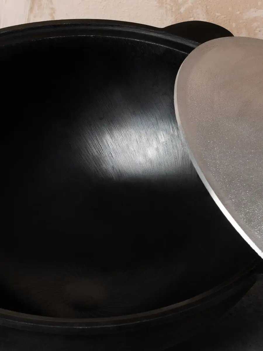 Казан Казан чугунный с крышкой (16 л) фотография 4