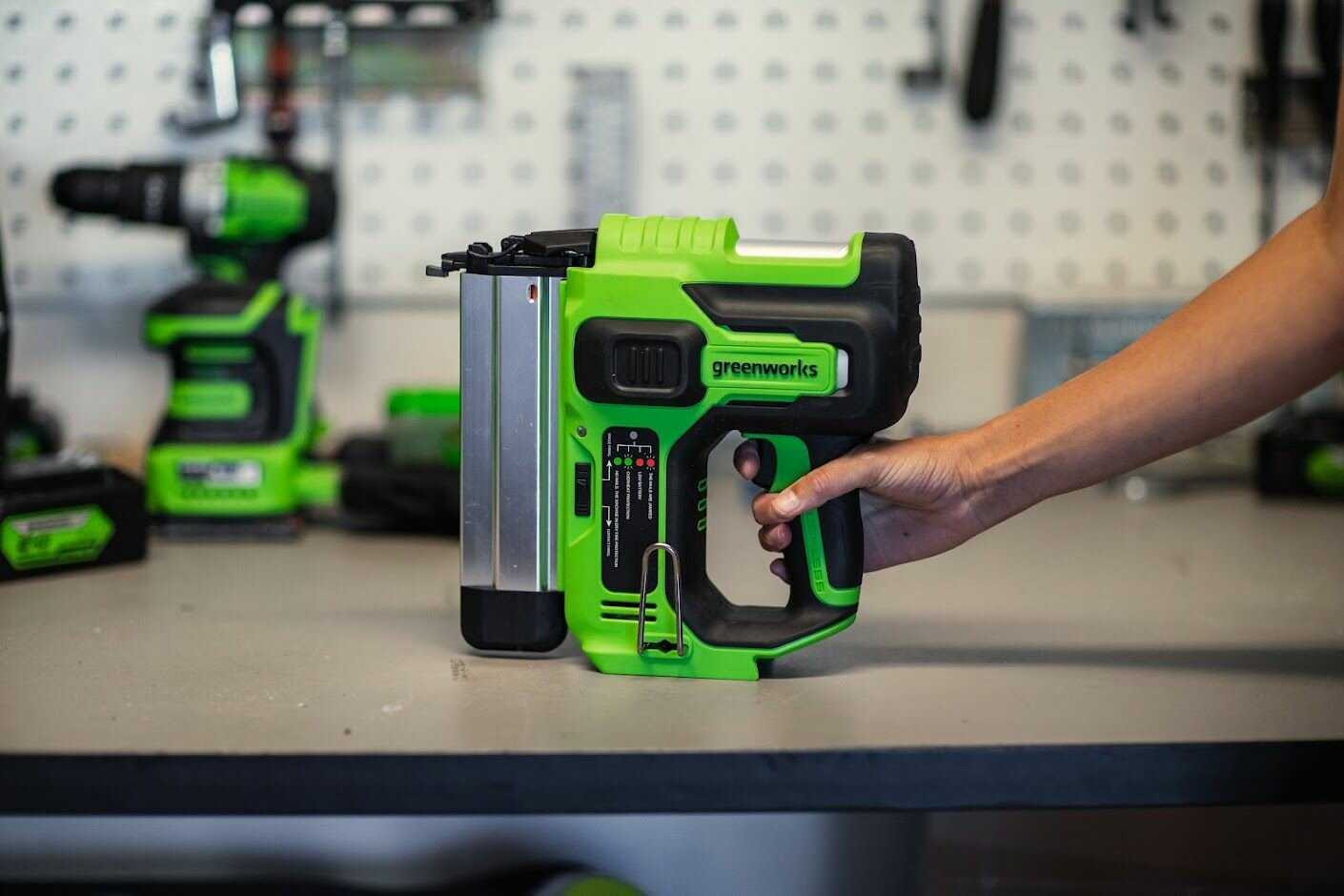 Гвоздезабивной пистолет Greenworks GD24BN 24В без АКБ и ЗУ фотография 5